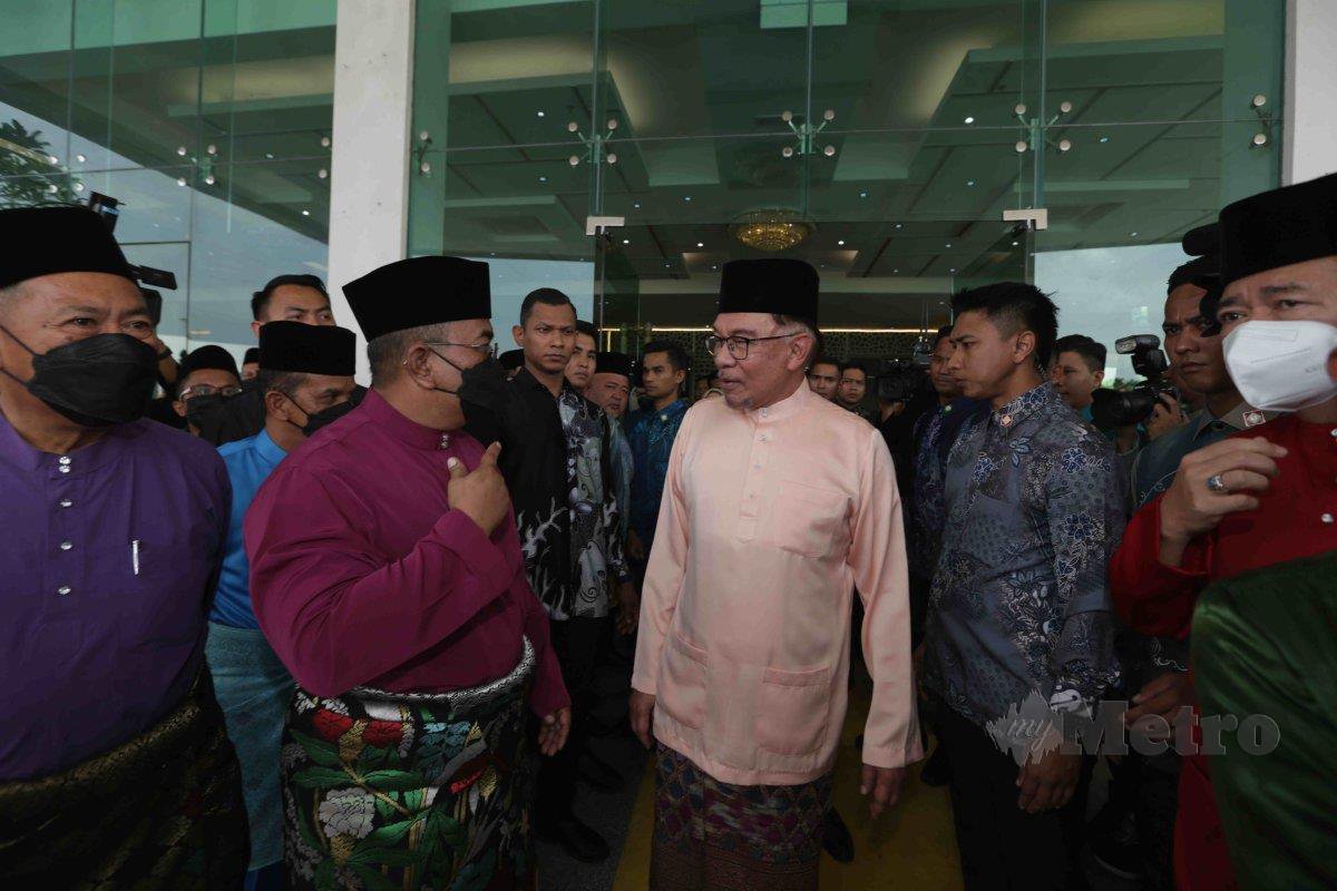 Anwar Ibrahim (dua dari kanan) beramah mesra dengan Muhammad Sanusi pada Majlis Rumah Terbuka Aidil Fitri Malaysia Madani di Raia Hotel hari ini. FOTO SYAHARIM ABIDIN