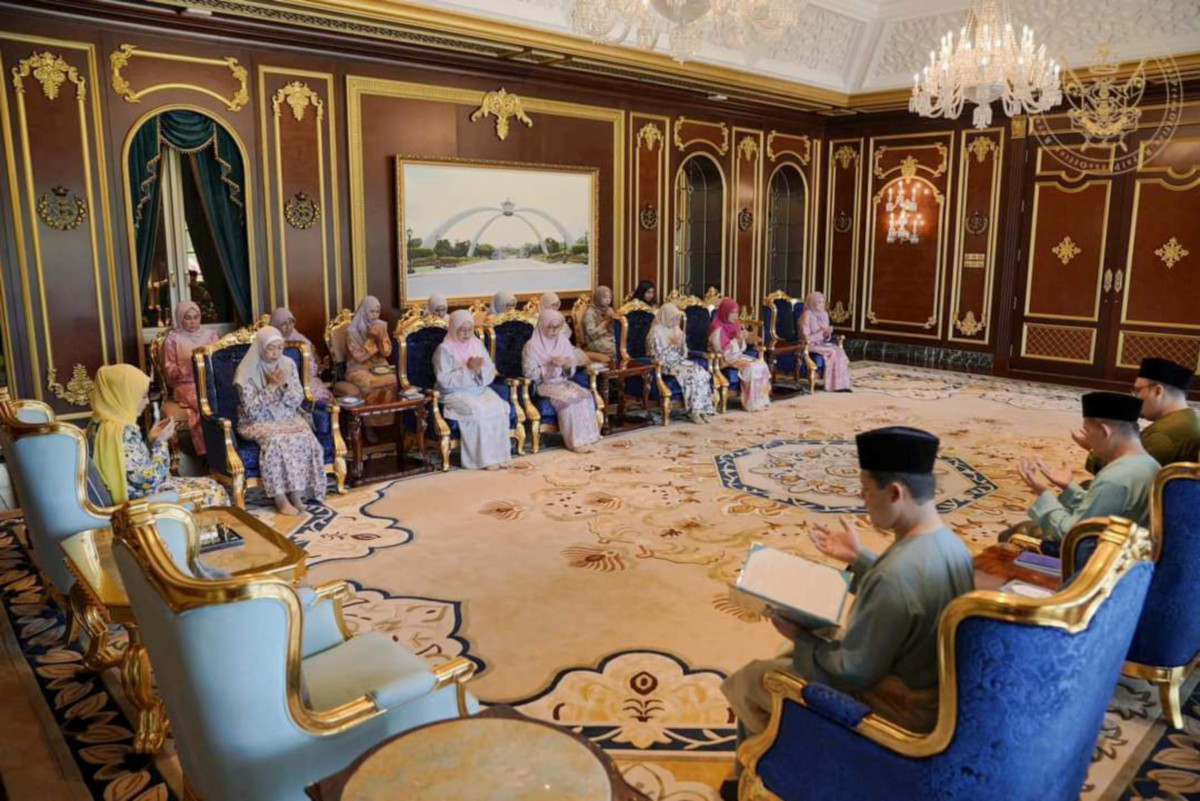Raja Zarith Sofiah Sultan Idris Shah berkenan berangkat ke majlis Bacaan Yasin, Tahlil dan Doa Selamat, hari ini. FOTO FACEBOOK SULTAN IBRAHIM SULTAN ISKANDAR