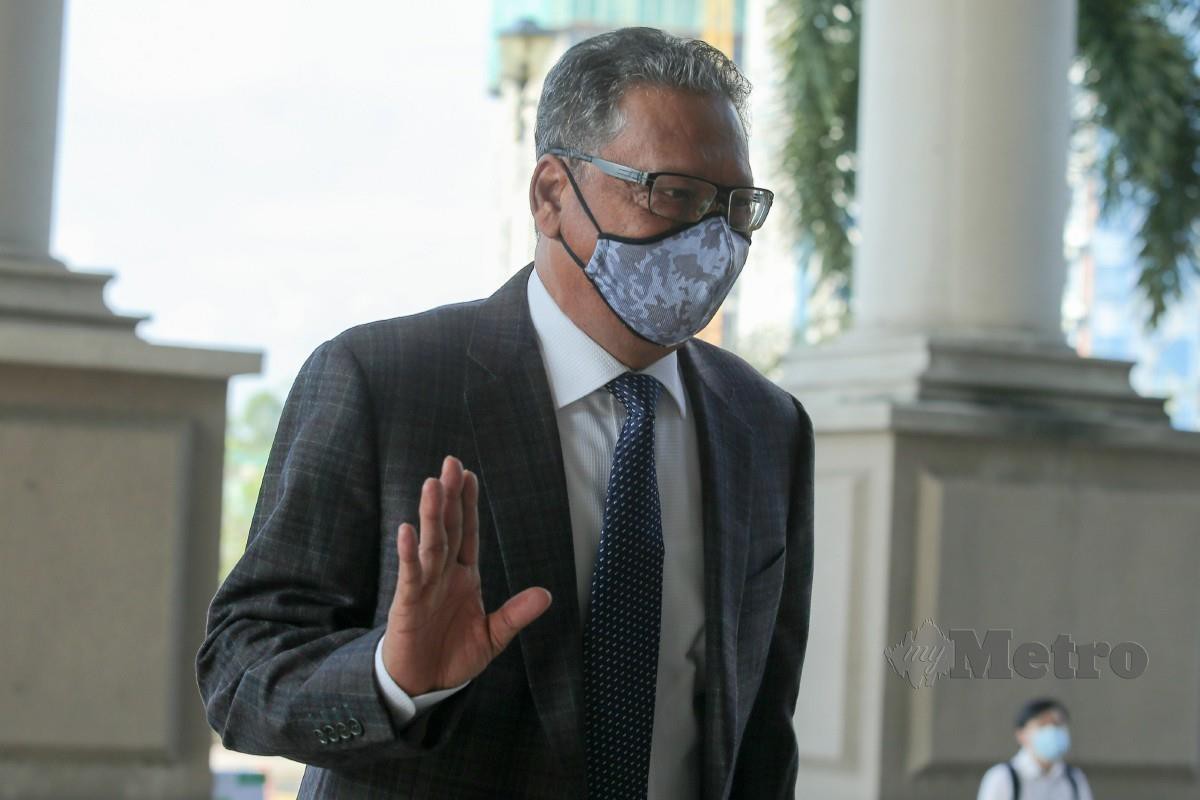 Mohamed Apandi ketika tiba Kompleks Mahkamah Kuala Lumpur. FOTO ASYRAF HAMZAH