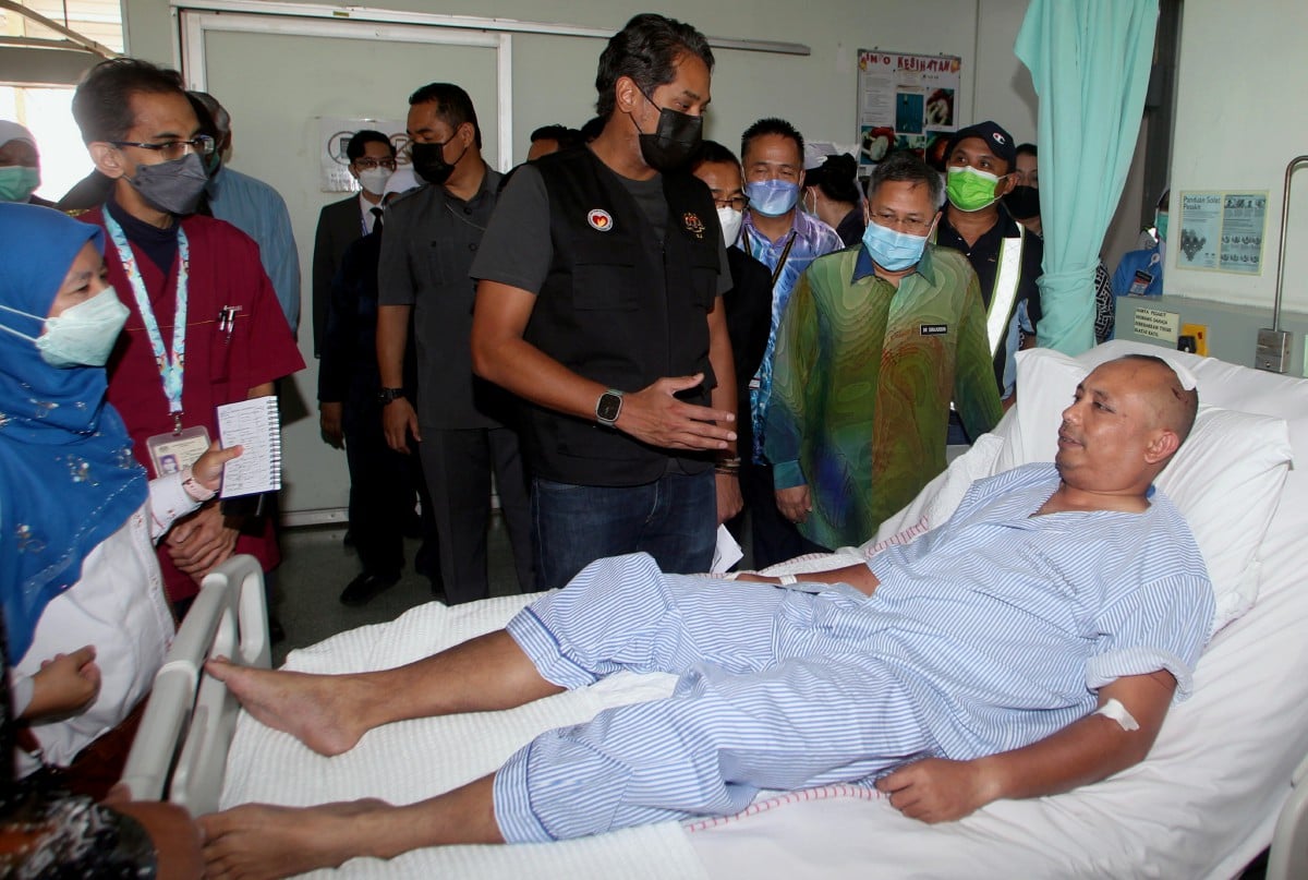 FEDZROL ketika menerima lawatan Khairy dan pegawai Kementerian Kesihatan di Hospital Raja Permaisuri Bainun (HRPB) hari ini. FOTO Bernama.