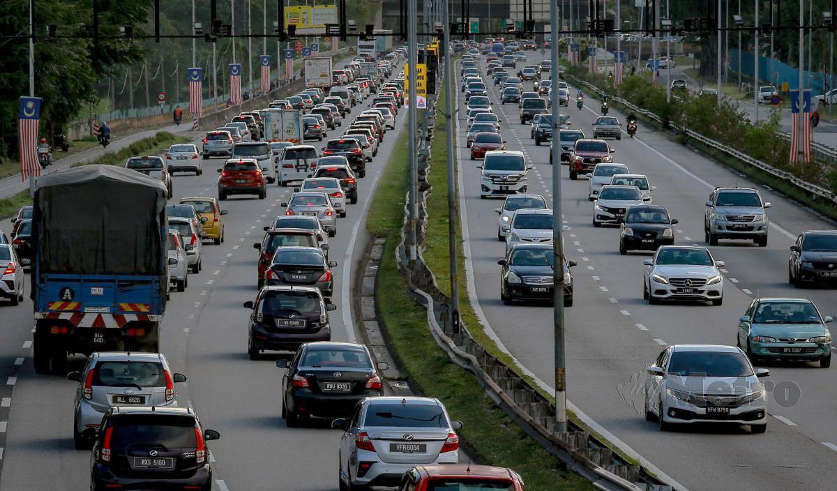 KESESAKAN kenderaan di Lebuhraya Persekutuan ketika waktu puncak di kedua arah apabila lebih tiga juta kenderaan keluar masuk setiap hari di Kuala Lumpur dengan anggaran lebih 10,000 unit kenderaan sejam. FOTO Arkib NSTP
