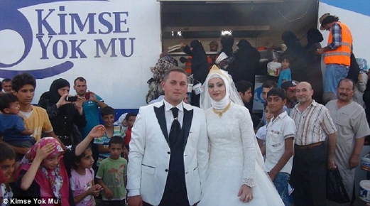 Pasangan pengantin Fethullah Uzumcuoglu dan Esra Polat  bergambar di depan lori katering selepas melayan pelarian Syria sebagai tetamu majlis perkahwinan mereka. Foto - Kimse Yok Mu 