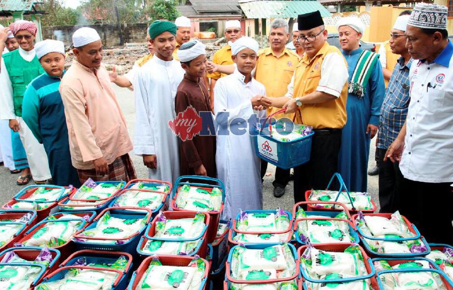 Zulkifli menyampaikan sumbangan makanan dan keperluan harian kepada sebahagian 155 pelajar di Madrasah Muhammadiah Pondok Beta Hilir. FOTO NIK ABDULLAH NIK OMAR