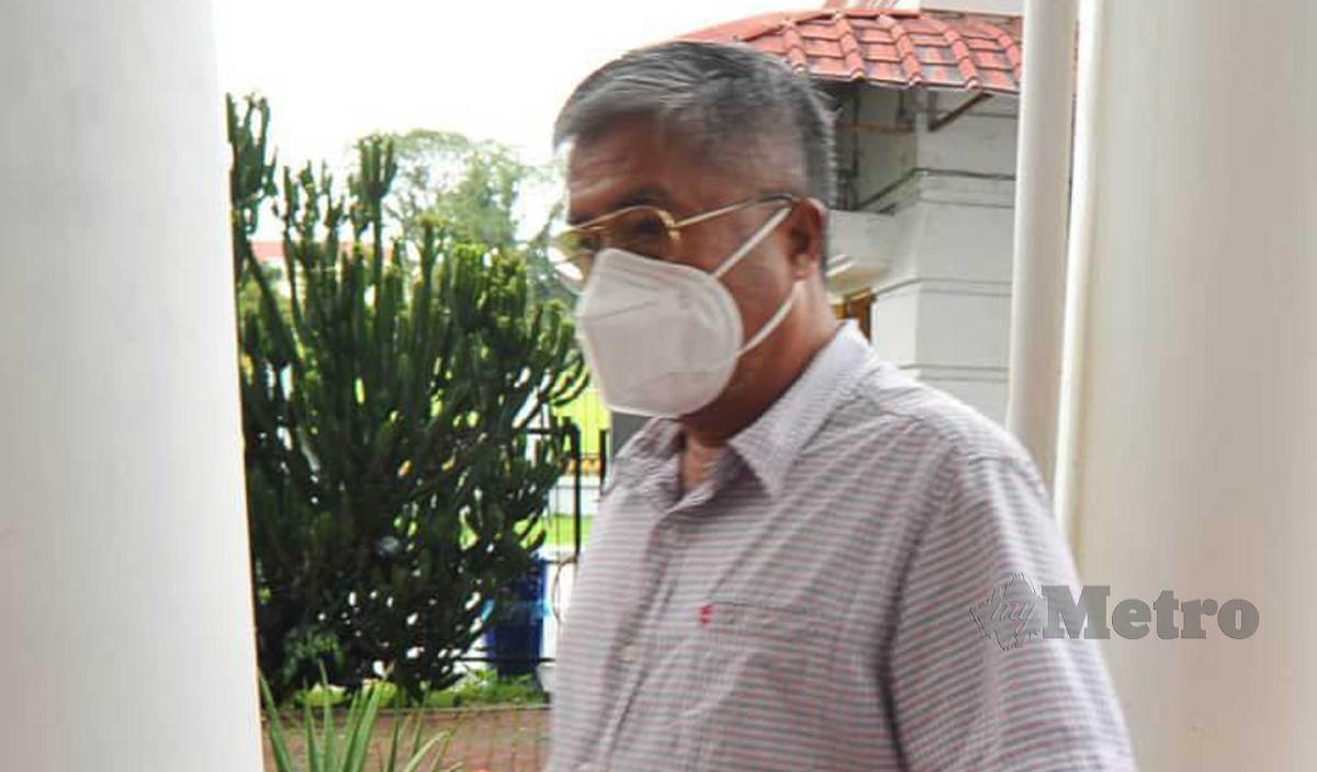 AZMAN Tassrip didakwa di Mahkamah Seksyen Johor Bahru atas 33 pertuduhan salah guna kuasa bagi mendapatkan projek itu untuk syarikat saudaranya dua tahun lalu. FOTO Mary Victoria Dass