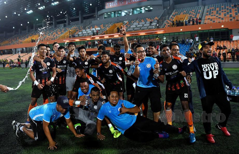 PEMAIN dan pegawai FELDA Utd meraikan kejayaan kekal dalam Liga Super musim depan selepas membenam Kedah 5-1 di Jengka, malam ini. — FOTO BERNAMA