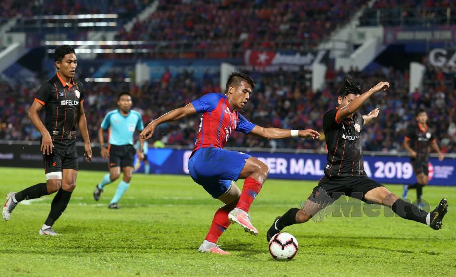 Perlawanan Liga Super 2019 membabitkan JDT menentang Felda United, di Stadium Tan Sri Hassan Yunos, Larkin semalam, mencetus kontroversi. FOTO Mohd Azren Jamaludin.
