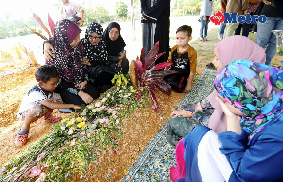 Felda Wani Ahmad (dua dari kiri) bersama ahli keluarganya menziarahi kubur Allahyarham Thaqif di Tanah Perkuburan Islam Felda Bukit Aping Timur, Kota Tinggi. FOTO Zulkarnain Ahmad Tajuddin 