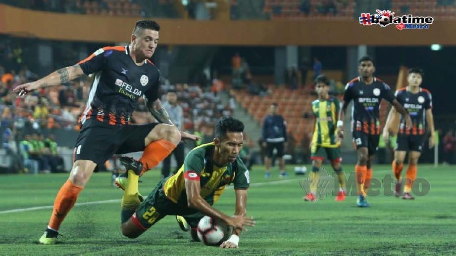 Pemain Kedah, Mohd Alif Yusof diasak pemain Felda United, Jocinei Schad pada aksi separuh akhir kedua Piala FA di Stadium Tun Abdul Razak, Jengka. FOTO NSTP/MUHD ASYRAF SAWAL