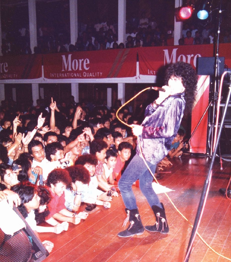 GAYA Amy dalam satu konsert Search di Johor Bahru ketika mempromosikan album Fenomena.