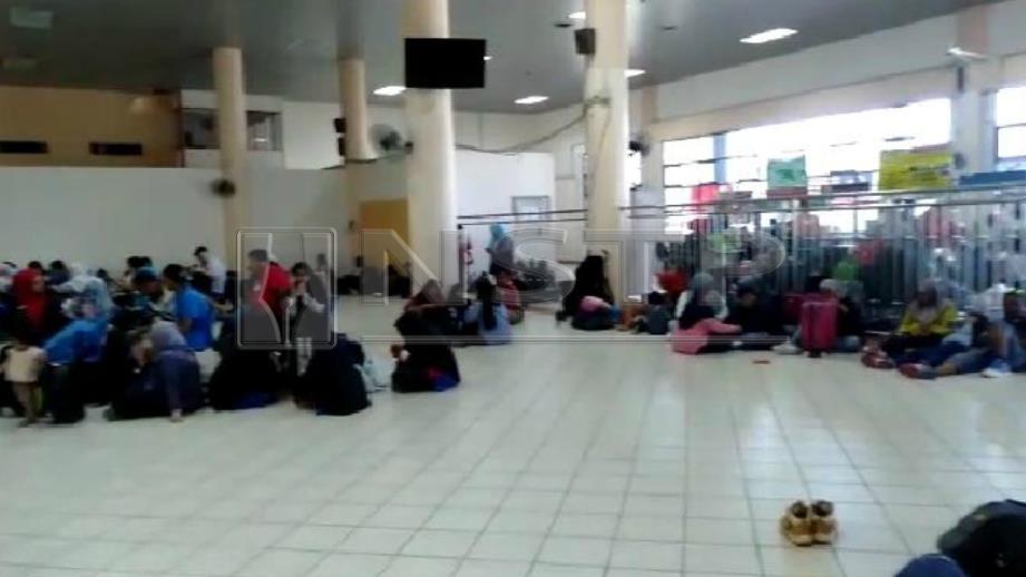 Orang ramai menunggu di ruang Terminal Feri Kuala Kedah berikutan pembatalan dua trip perjalanan feri hari ini akibat air surut. FOTO Zuliaty Zulkiffli