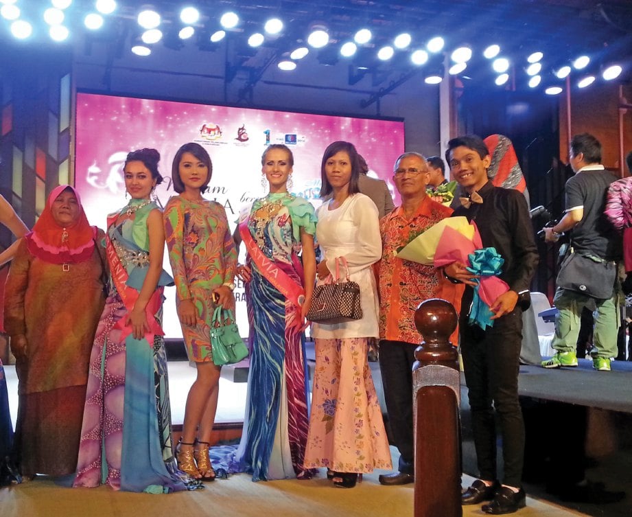  FARHAIRUDDIN (kanan)  ketika memenangi tempat keempat untuk Anugerah Pereka sempena Miss Tourism International 2013.