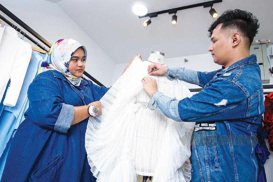 GABUNGAN idea dalam menata hias fabrik untuk menghasilkan gaya fesyen terbaik sentiasa menjadi keutamaan. FOTO Asyraf Hamzah