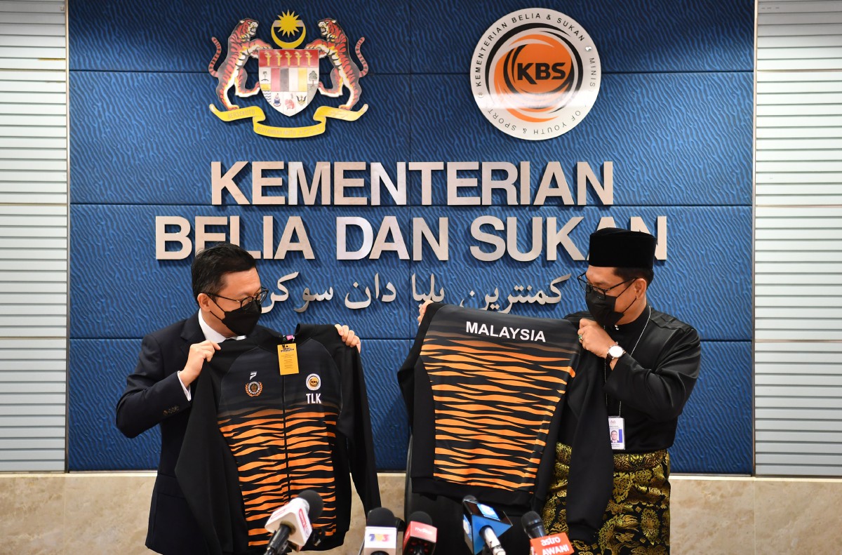 Ahmad Faizal (kanan) dan timbalannya Lian Ker (kiri) menerima jaket rimau sebagai simbolik memulakan tugas secara rasmi di KBS. FOTO Bernama