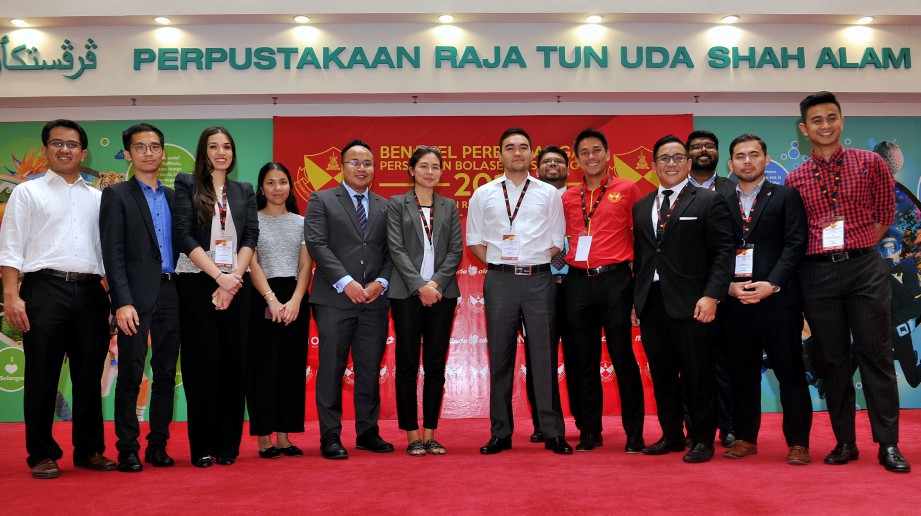 TENGKU Amir (tujuh dari kiri) bersama Johan Kamal (empat dari kanan) bergambar pada Penutup Bengkel Perbincangan Persatuan Bolasepak Selangor 2018 di Perpustakaan Raja Tun Uda Seksyen 13 Shah Alam. -Foto BERNAMA