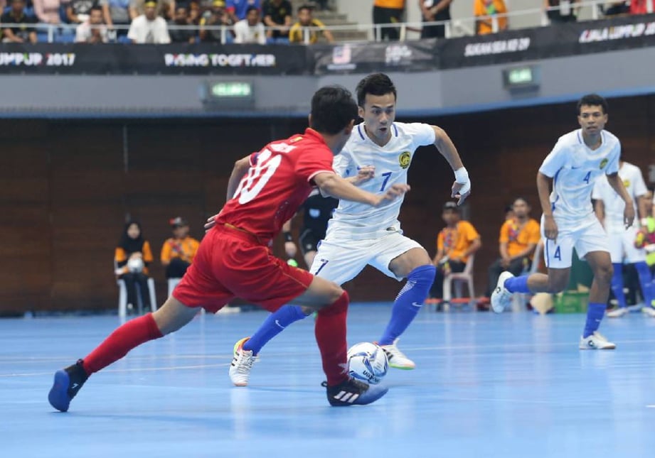 Pemain Malaysia Mohd Khairul Effendy Mohd Bahrin (dua dari kiri) bersaing dengan pemain Myanmar Aung Aung (kiri). - Foto EIZAIRI SHAMSUDIN          