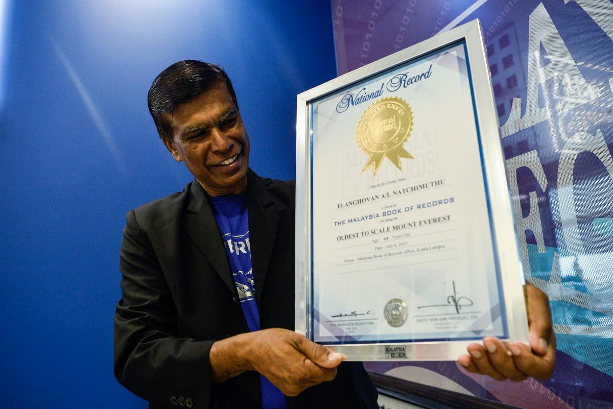 Elanghovan yang mendaki pada usia 64 tahun menunjukkan sijil pengiktirafan Malaysia Book of Records (MBOR) selepas menerimanya di Pejabat MBOR hari ini. FOTO BERNAMA