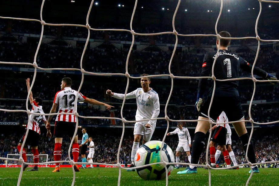 RONALDO (tengah) jaring gol penyamaan Real ketika menentang Athletic. -Foto Reuters