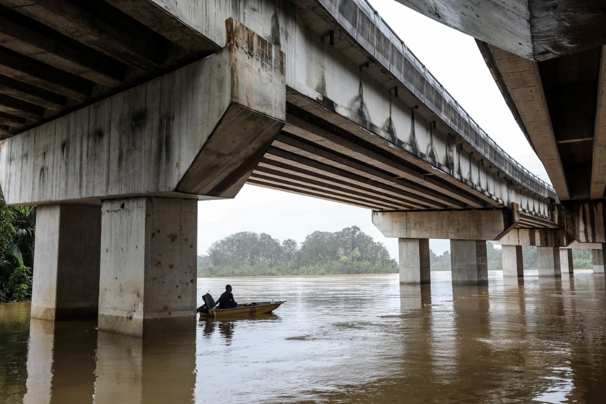 Tinjauan Keadaan paras Air Sungai yang semakin meningkat di bawah Jambatan Pulau Sekati. FOTO GHAZALI KORI 