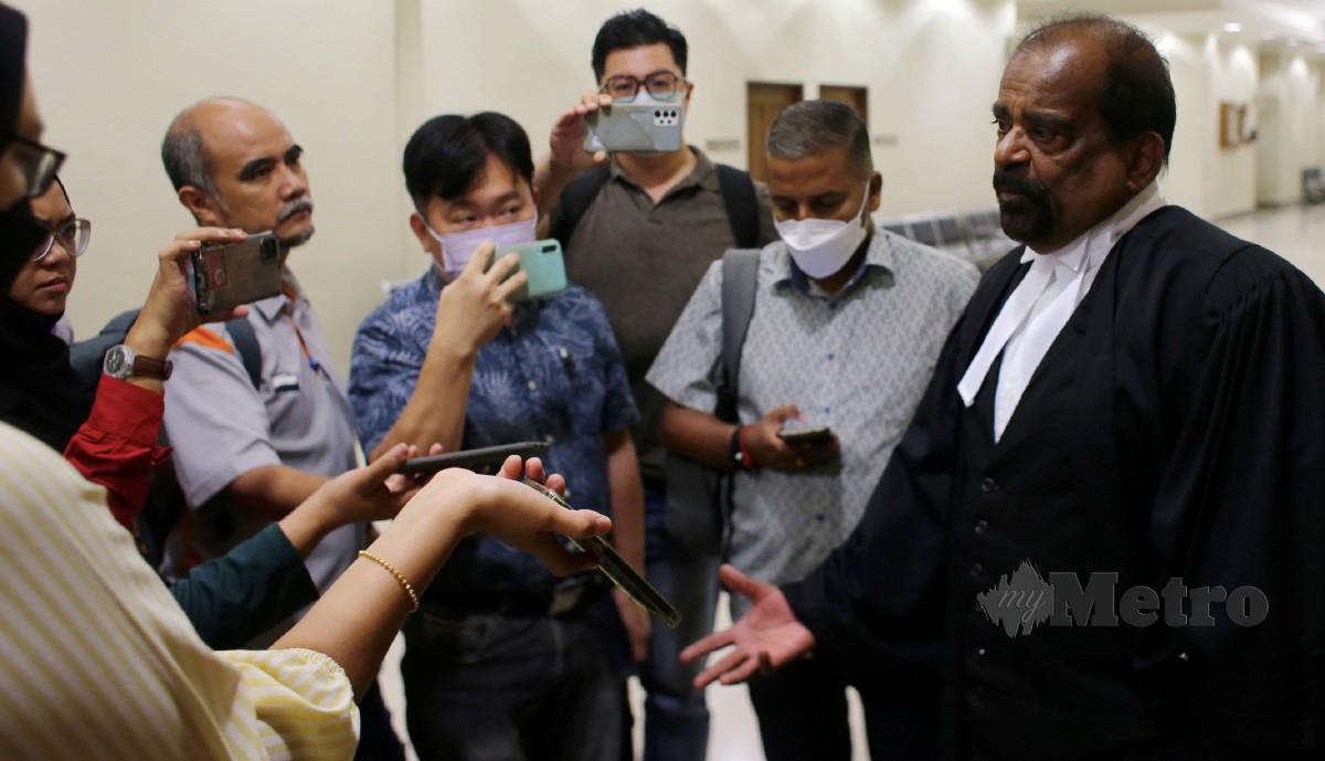 Wartawan menemui peguam yang mewakili tertuduh, Datuk Bob S Arumugam selepas pihak mahkamah menolak permohonan semakan jenayah difailkan SPRM. FOTO FARIZUL HAFIZ AWANG
