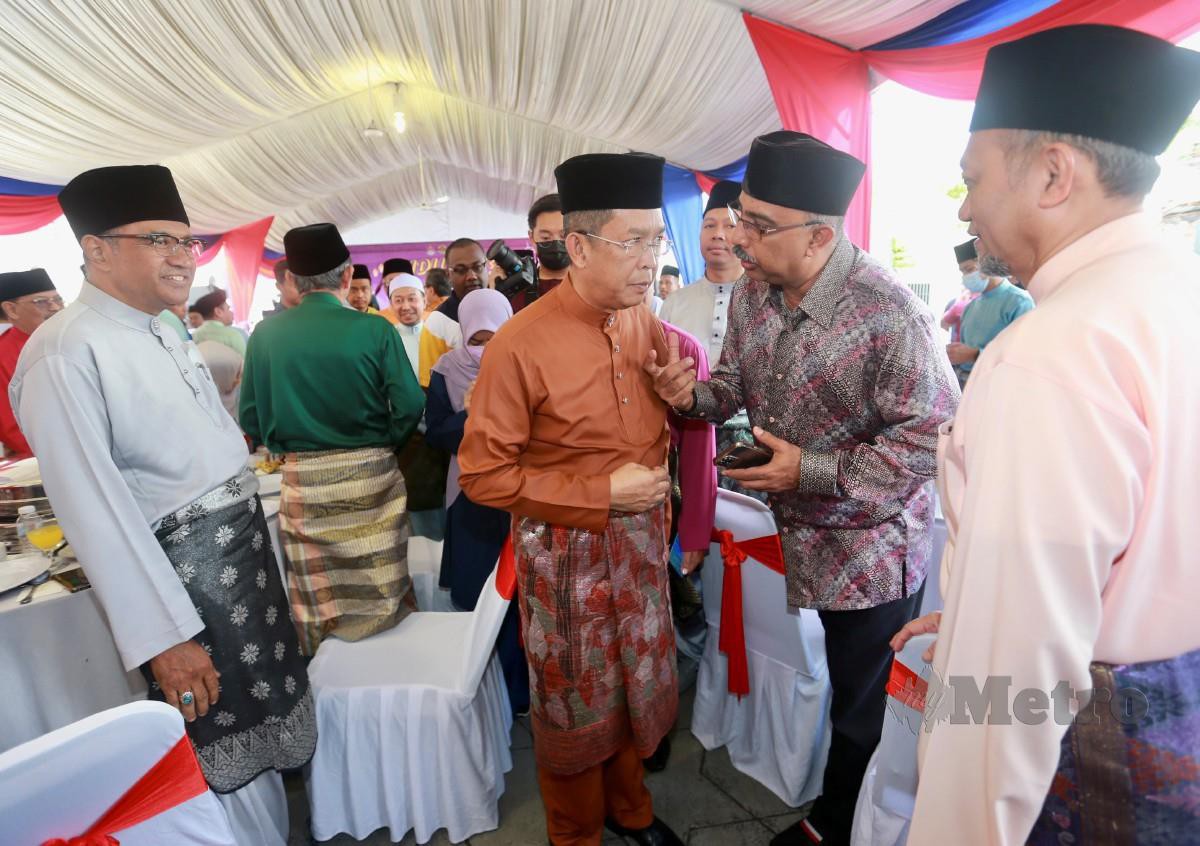 Jalaluddin berbual dengan tetamu yang hadir di Majlis Sambutan Aidilfitri@Dataran Merdeka anjuran Jabatan Agama Islam Wilayah Persekutuan (JAWI)  dan Dewan Bandaraya Kuala Lumpur (DBKL). FOTO FATHIL ASRI
