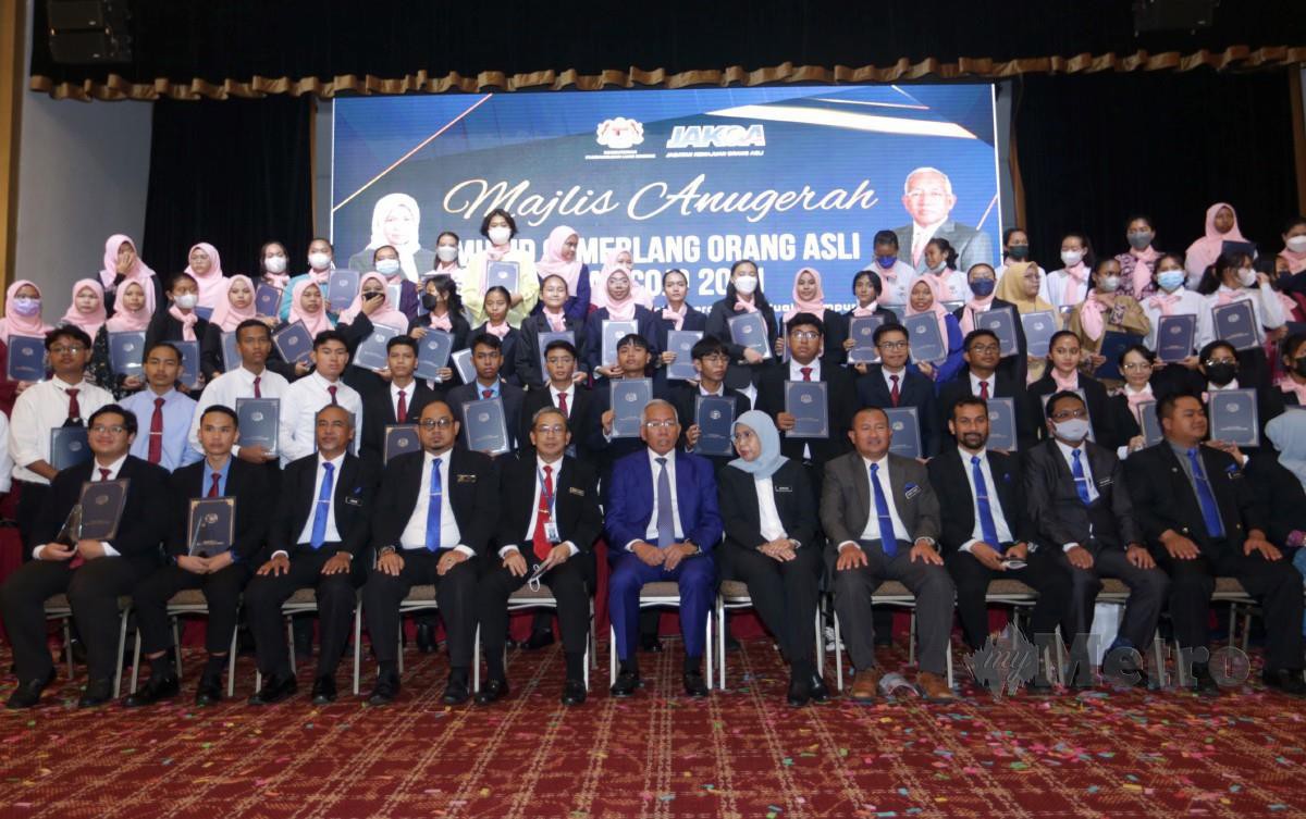 Mahdzir Khalid (duduk tengah), bergambar bersama penerima anugerah cemerlang ketika Majlis Anugerah Murid Cemerlang Orang Asli (MAMCOA) 2021 di Hotel Tenera, Bandar Baharu Bangi. FOTO MOHAMAD SHAHRIL BADRI SAALI