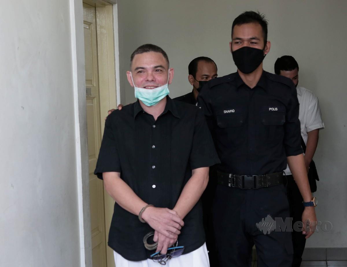 Yasin diiringi anggota Polis hadir ke Mahkamah Majistret selepas dituduh menanam 17 pokok ganja dan mengedar 214 gram dadah disebuah kondominium di Kota Damansara di Kompleks Mahkamah Petaling Jaya. FOTO HAZREEN MOHAMAD