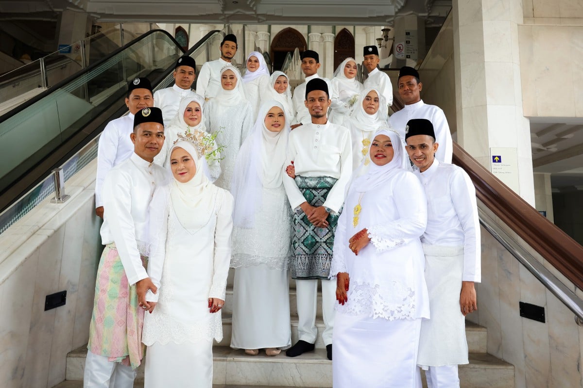 Antara 10 pasangan pengantin yang diraikan pada Majlis Akad Nikah Rahmah sempena Sambutan Jubli Emas 50 Tahun JAWI di Dewan Serbaguna, Masjid Wilayah Persekutuan Kuala Lumpur. FOTO IHSAN PEJABAT JABATAN PERDANA MENTERI HAL EHWAL AGAMA