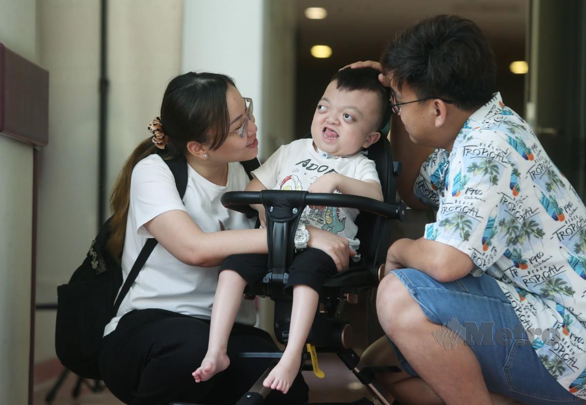 Lit Han dan Pui Ye bersama anak mereka, Zheng Qiang yang menghidap 'Crouzon Syndrome' dan perlu jalani tiga pembedahan di Pusat Perubatan Universiti Malaya. FOTO ROHANIS SHUKRI