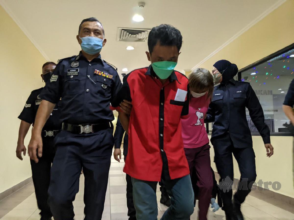 Hang Moon (berbaju merah jambu) dan Kim Boon (berbaju merah) mengaku tidak bersalah atas pertuduhan melakukan penganiayaan dan penderaan terhadap dua kanak-kanak di Flat Padang Tembak, Jalan Air Itam. Foto ZUHAINY ZULKIFFLI