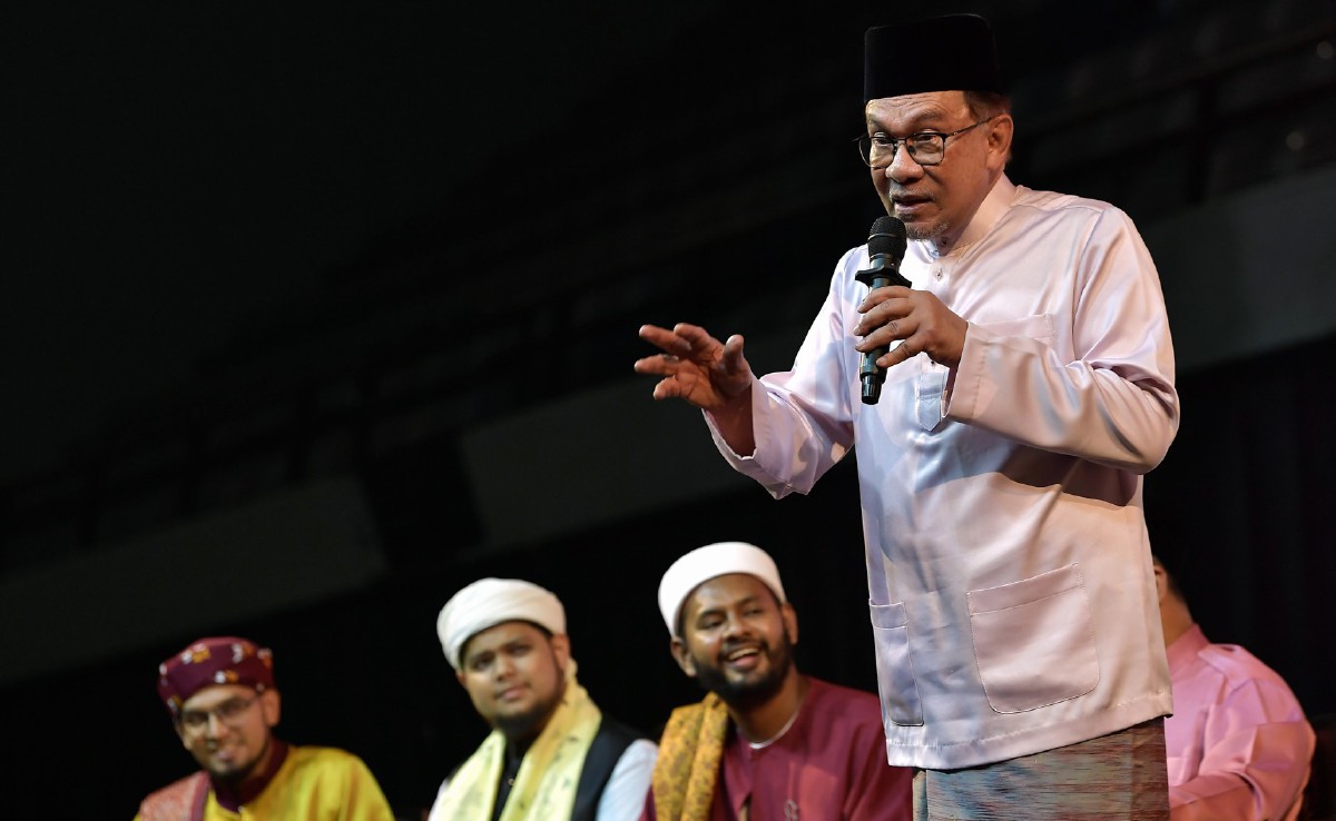 Anwar Ibrahim berucap ketika hadir ke Program Darul Ehsan Berselawat di Stadium Malawati Shah Alam. FOTO BERNAMA