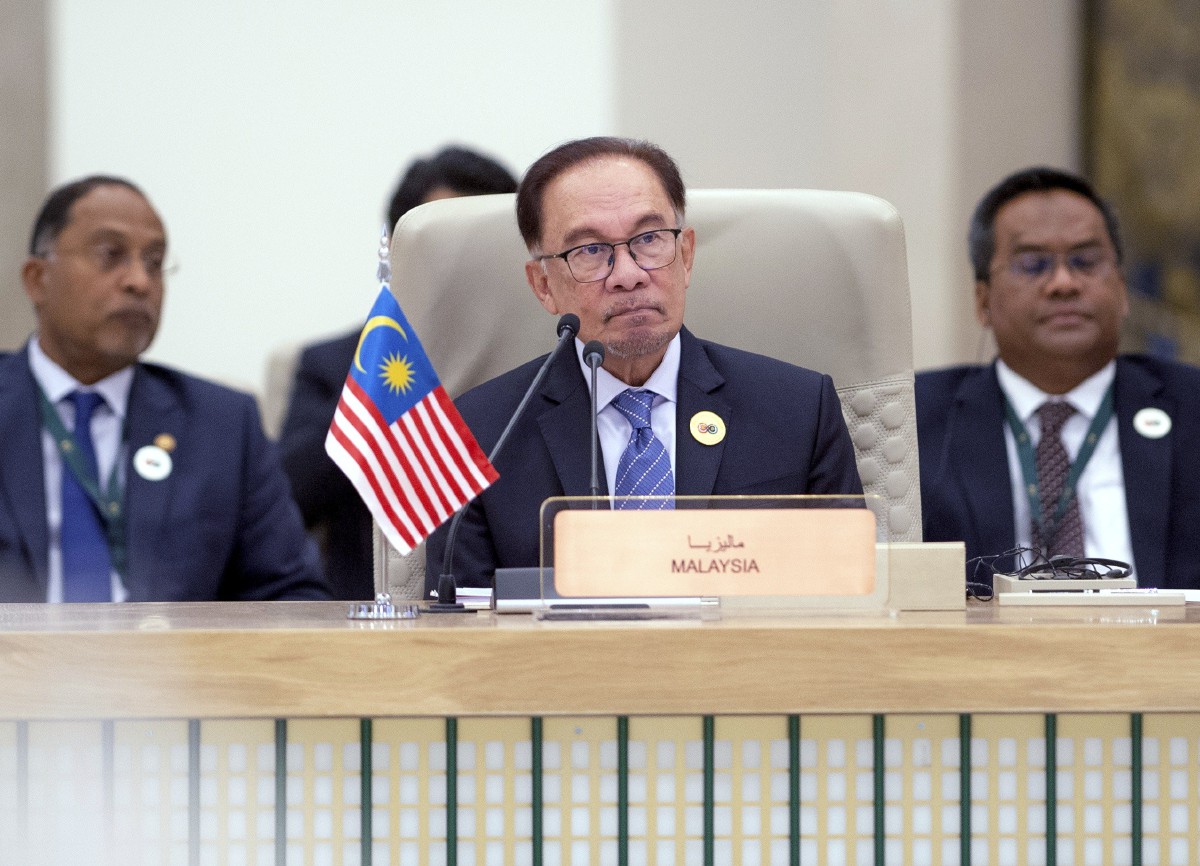 Anwar Ibrahim menyampaikan amanat ketika Sidang Kemuncak Pertama ASEAN-Majlis Kerjasama Teluk (GCC), di Riyadh semalam. Gambar Ihsan Media Riyadh