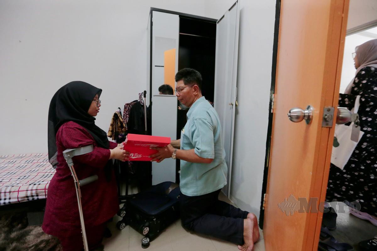 Nur Hanis dibantu  bapanya Zainalabidin menyusun barangan di kolej kediaman selepas mendaftar masuk  peringkat Sarjana Muda Sepenuh Masa bagi sesi akademik 2022/2023 di Universiti Teknologi Malaysia (UTM), Skudai, Johor. FOTO NUR AISYAH MAZALAN
