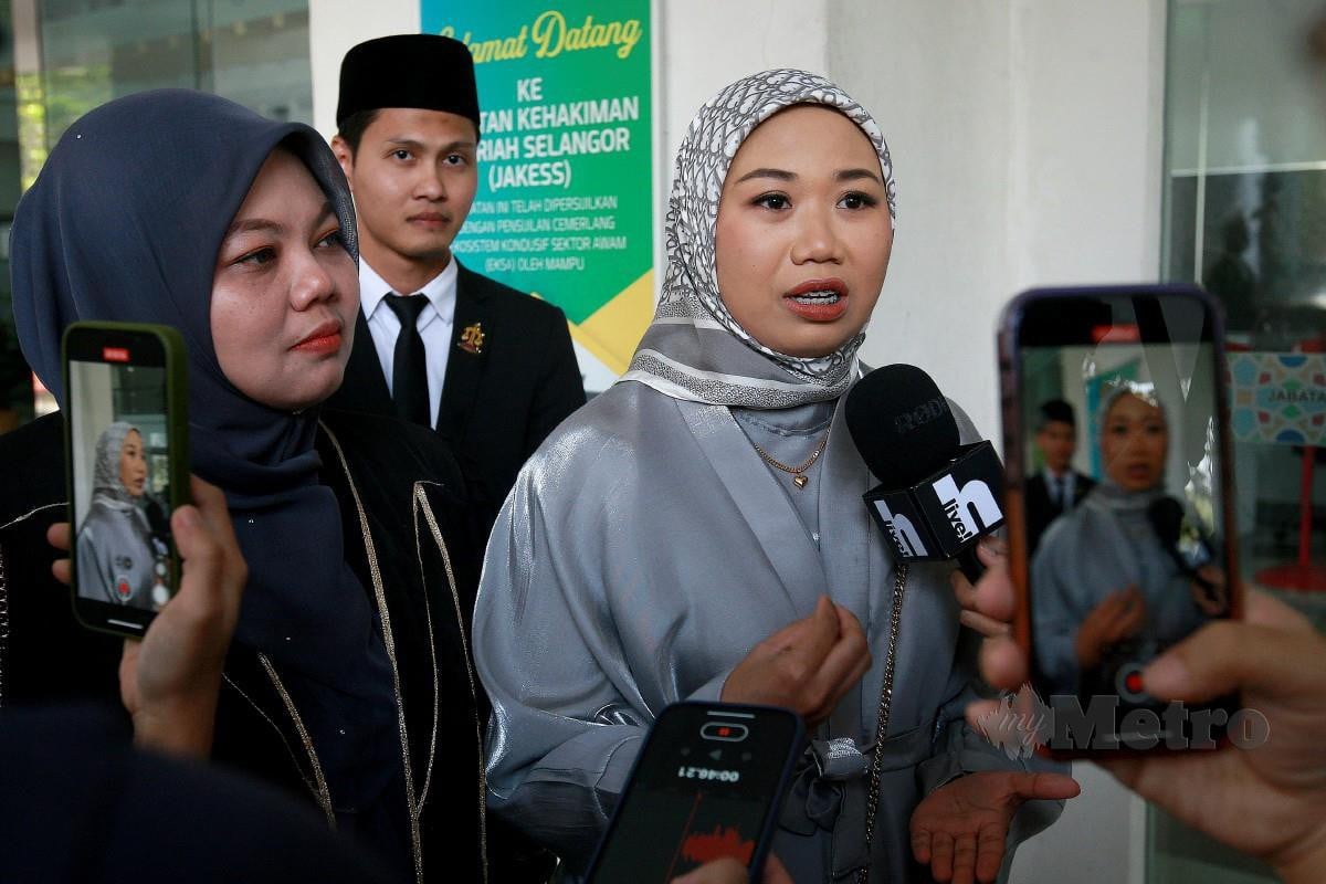 Nurul Shuhada (kanan) hadir di Mahkamah Rendah Syariah Shah Alam berhubung kes Hadanah. FOTO FAIZ ANUAR 
