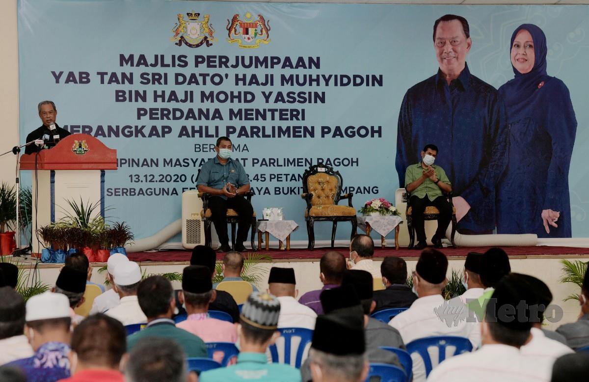 MUHYIDDIN berucap pada Majlis Perjumpaan Bersama Kempimpinan Masyarakat Parlimen Pagoh di Dewan Serbaguna Felda Sri Jaya, Bukit Serampang, Pagoh. FOTO BERNAMA