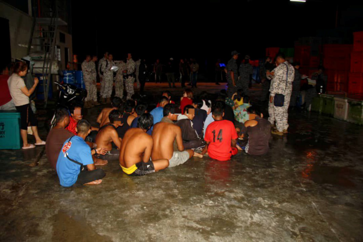 JIM dan Maritim Malaysia menyerbu sebuah jeti pelantar ikan di Hutan Melintang dan berjaya menahan seramai 61 PATI dari pelbagai negara. FOTO IHSAN JIM