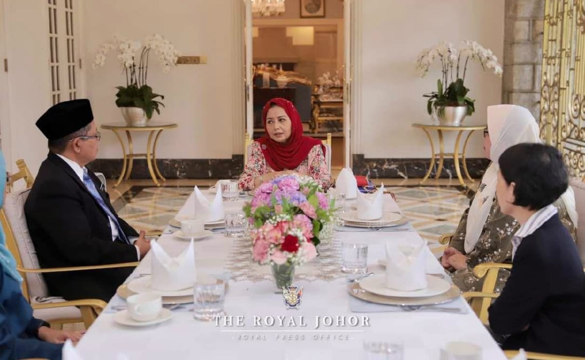 PERMAISURI Johor, Raja Zarith Sofiah Sultan Idris Shah berkenan menerima mengadap Dr Aman, Dr Azizah dan Dr Susan, semalam. FOTO ihsan ROYAL PRESS OFFICE