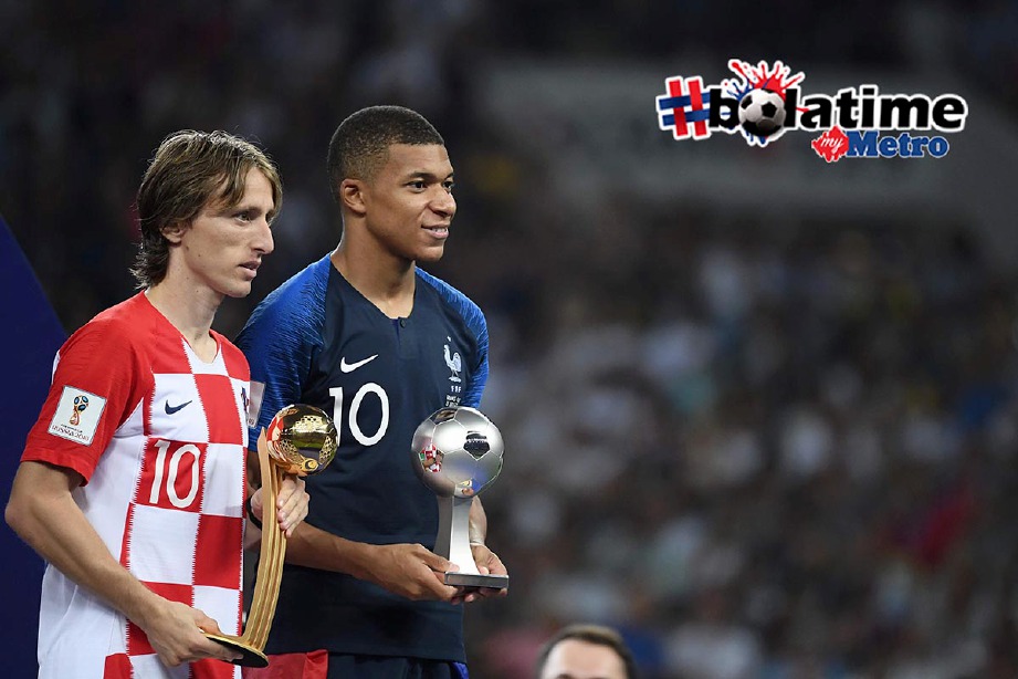 MODRIC (kiri) menerima anugerah Bola Emas, sementara Mbappe menerima anugerah Pemain Muda Terbaik. -Foto AFP