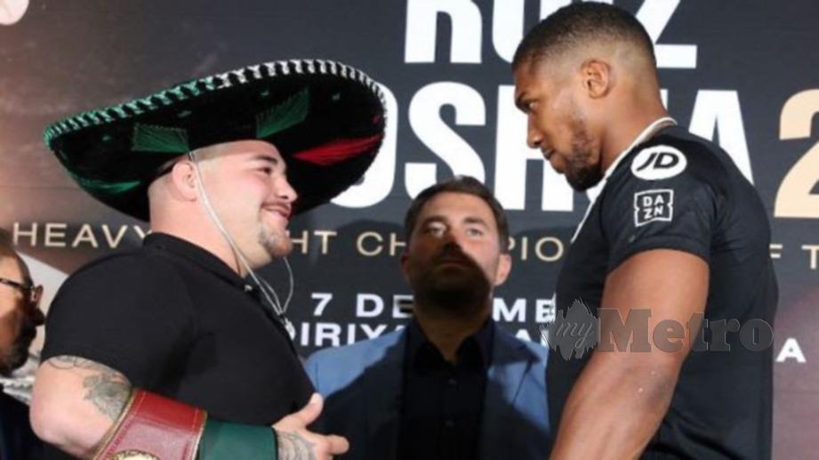 Ruiz (kiri) tewaskan Joshua pada pertarungan di New York, Jun lalu. FOTO Boxing Scene