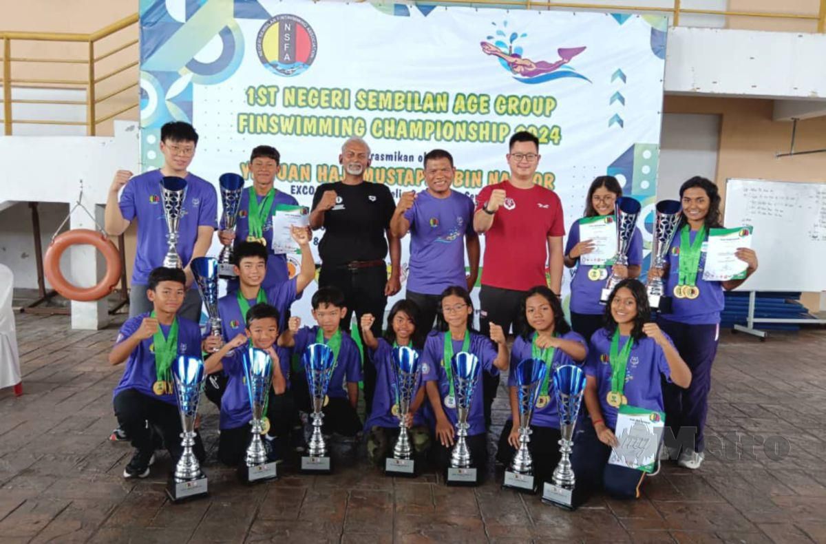 S RAVIVARMA (tiga dari kiri) bersama atlet terbaik Kejohanan Finswimming Peringkat Umur Negeri Sembilan 2024 di Pusat Akuatik Paroi, hari ini. FOTO MOHD AMIN JALIL