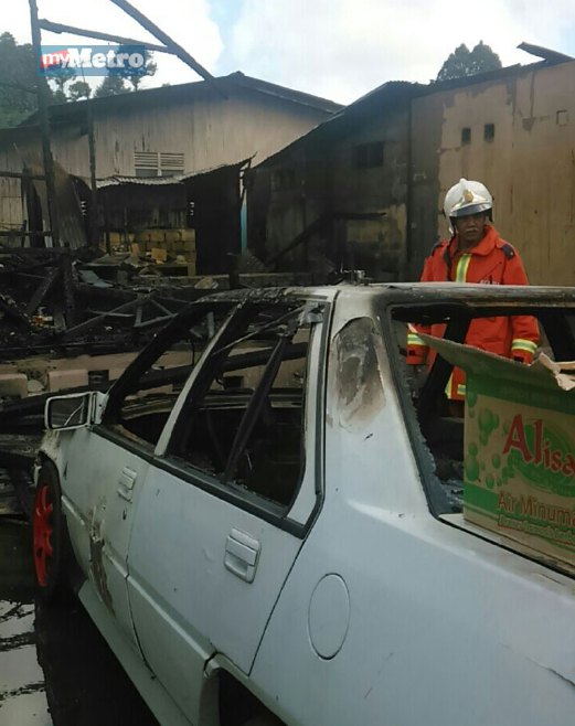 Sebahagian daripada lima rumah yang musnah dalam kebakaran  di Kampung Paya Rambai Jalan Bayam, pagi tadi. FOTO Siti Nor Hidayatidayu Razali