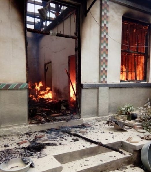 Keadaan rumah Zhang yang terbakar dan disebarkan melalui media sosial China. - Foto SCMP