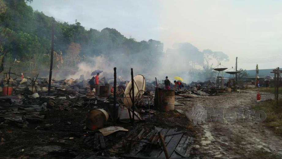 Tiga blok rumah pekerja kilang papan di Jalan Kuala Segan Kemena musnah dalam kebakaran.  FOTO Erika George