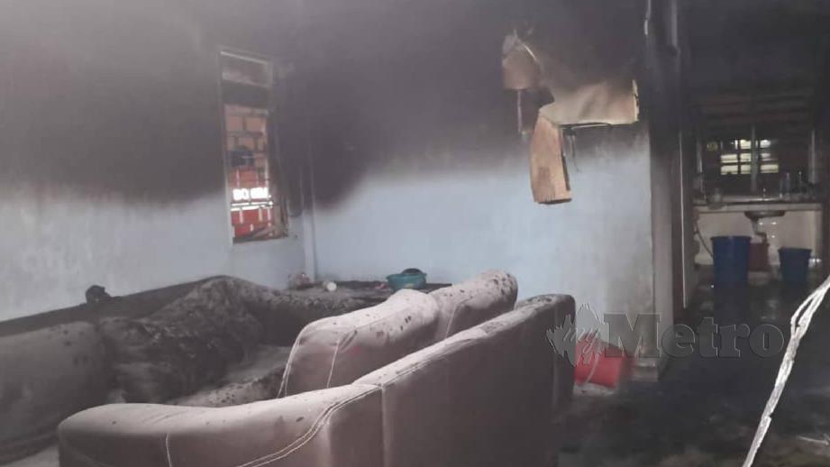 Keadaan pangsapuri yang terbakar menyebabkan dua penghuninya melecur kaki. FOTO Ihsan JBPM