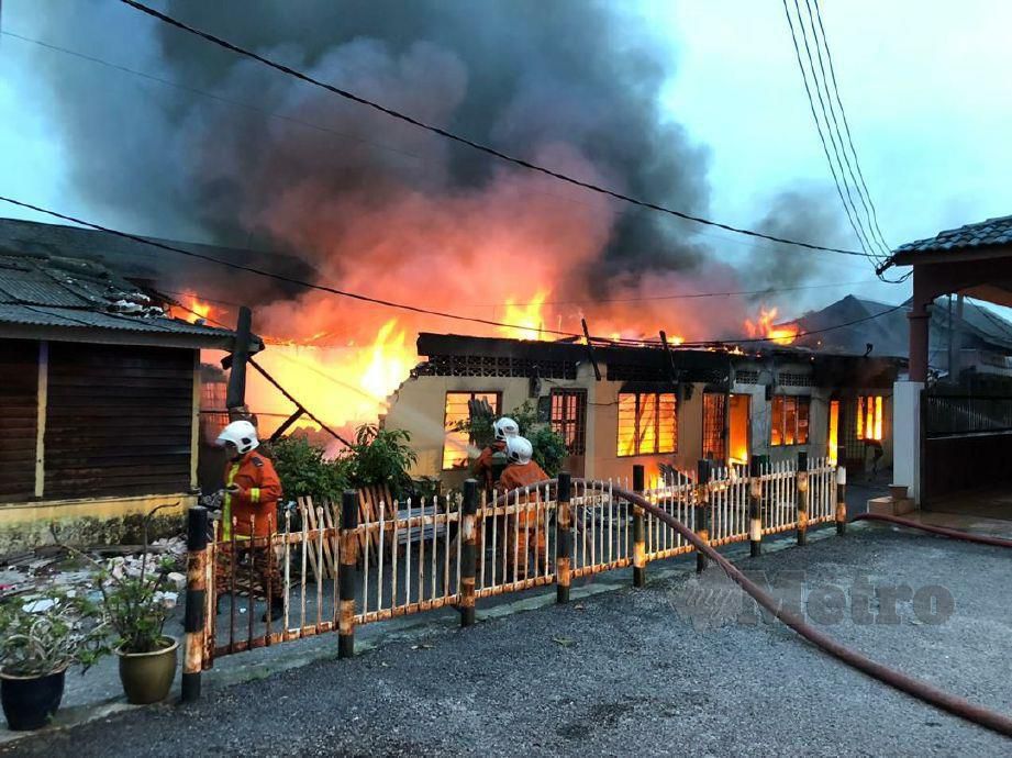 ANGGOTA bomba memadamkan kebakaran di Kampung Sungai Udang, Klang. FOTO Faiz Anuar