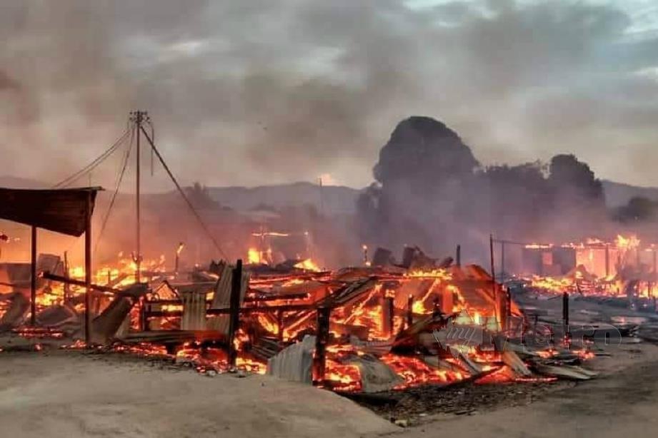 ANTARA rumah yang terbakar. FOTO Ihsan Bomba 