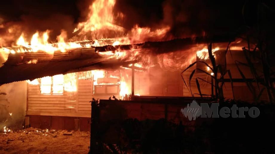 Bomba memadamkan kebakaran  yang membabitkan tujuh buah  rumah musnah di Kampung Dusun Muda. FOTO Nik Abdullah Nik Omar 