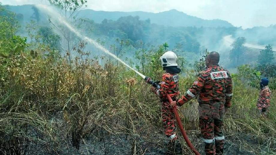 GAMBAR fail pada 6 Ogos menunjukkan bomba memadamkan kebakaran hutan di Kuala Baram. 