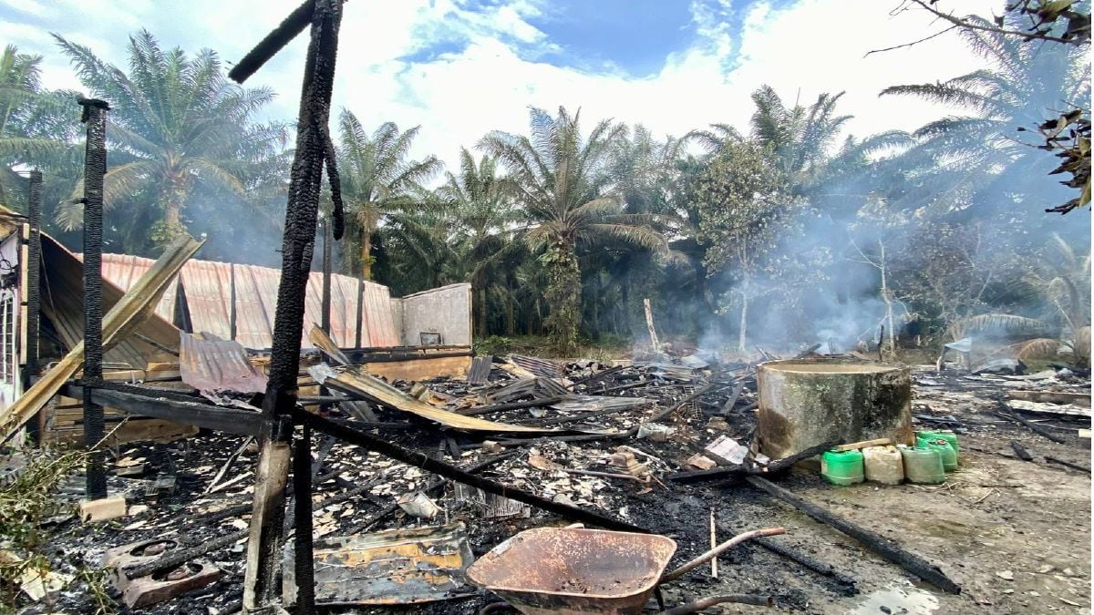 KEADAAN rumah mangsa yang terbakar di Kampung Parit Mahang, Senggarang dekat sini, hari ini. FOTO Ihsan pembaca.