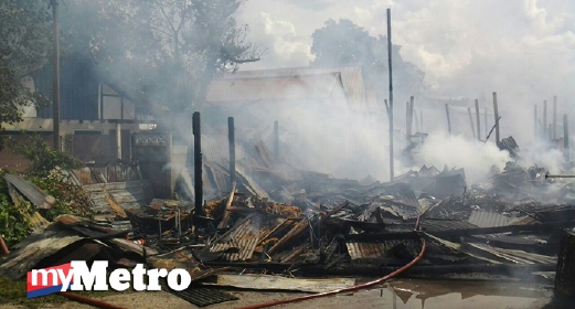 Keadaan lima pintu rumah berstruktur kayu yang musnah terbakar di i Kampung Rajah, Rawang, petang tadi. - Foto ehsan Jabatan Bomba dan Penyelamat