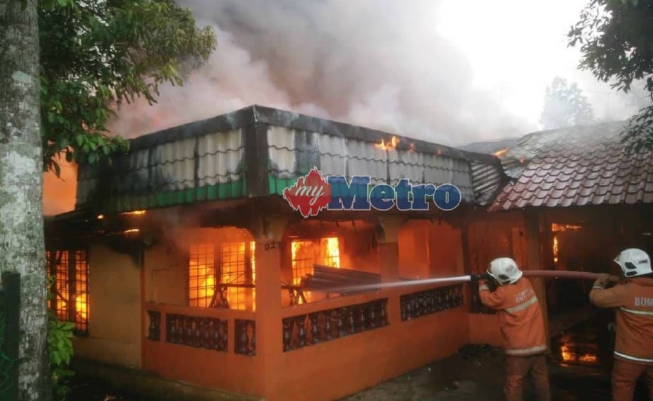 ANGGOTA bomba berusaha memadamkan api dalam kebakaran di Kampung Melayu Sri Kundang, Rawang, hari ini. FOTO ihsan bomba